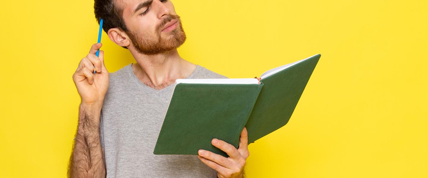 Jeune homme lisant un livre