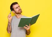 Jeune homme lisant un livre